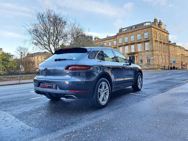 PORSCHE MACAN